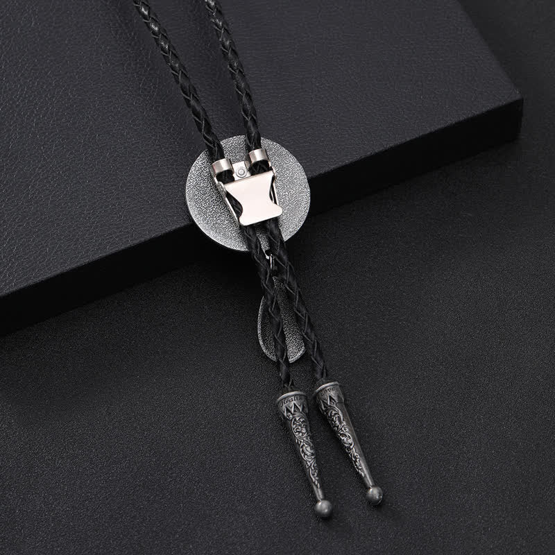 West Bolotie mit detaillierter Pferdeschnitzerei und kleinem Anhänger