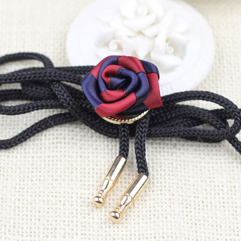 Elegante Bolo-Krawatte mit Rosen-Anhänger in Burgunderrot und Marineblau