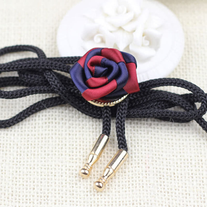 Elegante Bolo-Krawatte mit Rosen-Anhänger in Burgunderrot und Marineblau