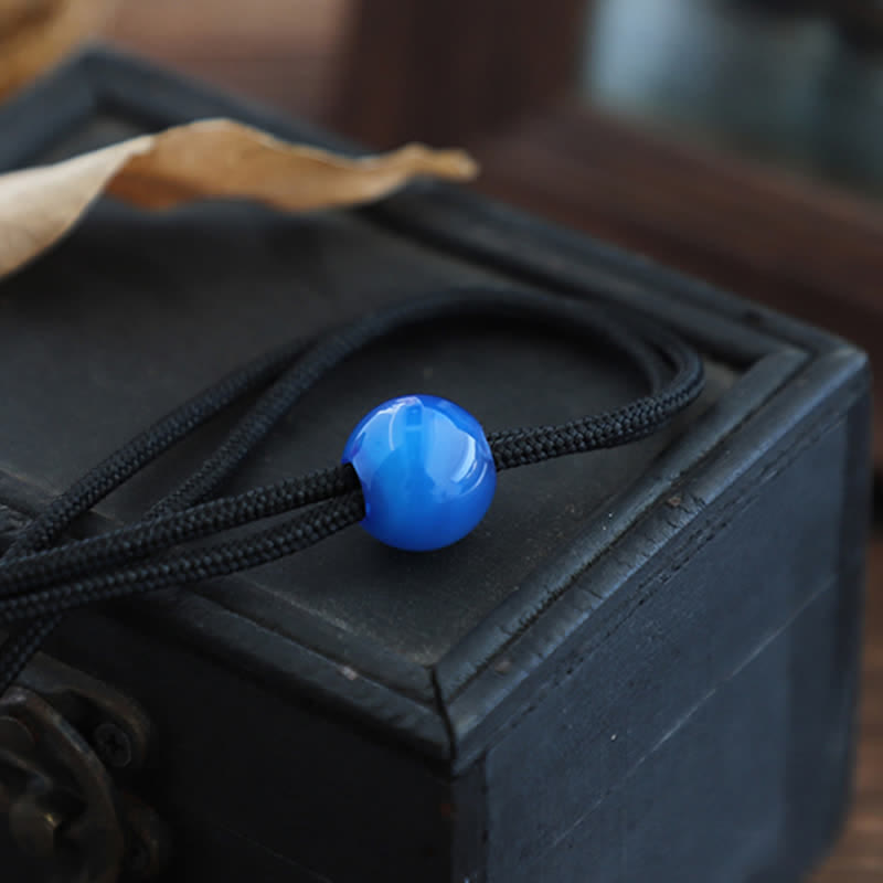 Handgemachte schlichte Bolokrawatte mit blauem runden Achat-Anhänger