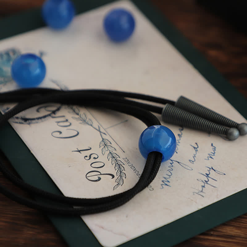 Handgemachte schlichte Bolokrawatte mit blauem runden Achat-Anhänger