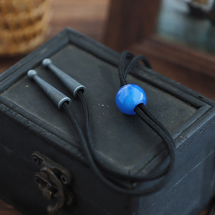 Handgemachte schlichte Bolokrawatte mit blauem runden Achat-Anhänger