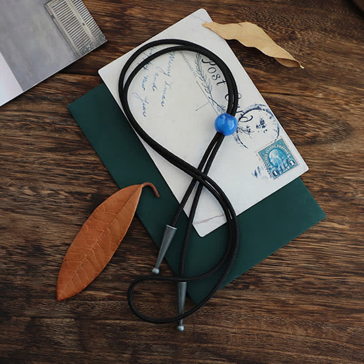 Handgemachte schlichte Bolokrawatte mit blauem runden Achat-Anhänger