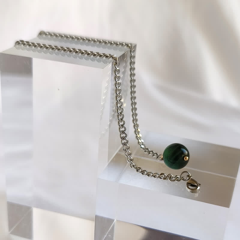 Herren-Anzugbrosche mit 18 Karat vergoldetem Naturstein und hängender Kette