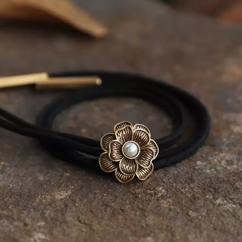 Bolokrawatte im Vintage-Stil mit kleiner Blume und Kunstperlen in Gold