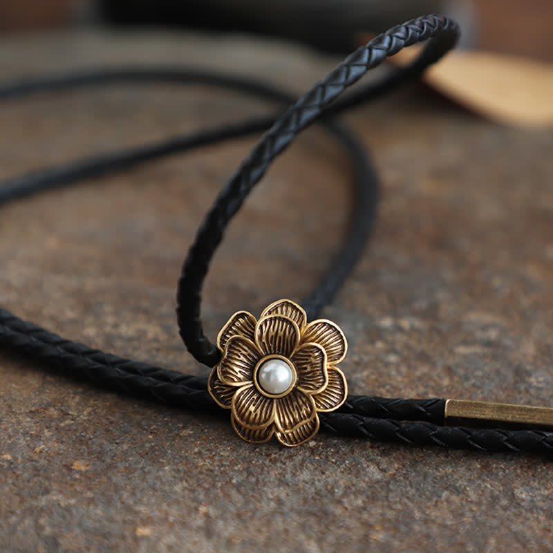 Bolokrawatte im Vintage-Stil mit kleiner Blume und Kunstperlen in Gold