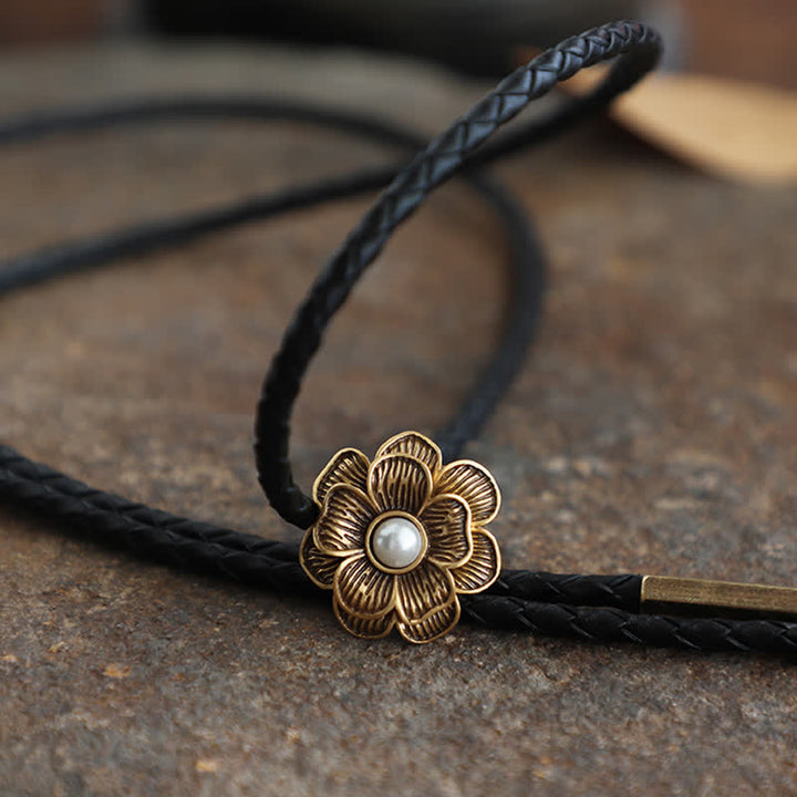 Bolokrawatte im Vintage-Stil mit kleiner Blume und Kunstperlen in Gold