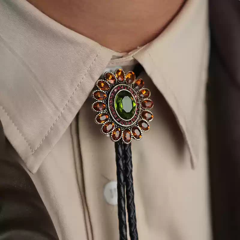 Bolokrawatte mit Blumenmotiv in Solarorange und Grün