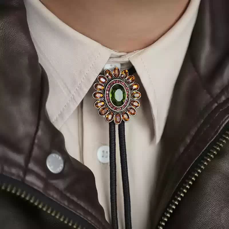 Bolokrawatte mit Blumenmotiv in Solarorange und Grün