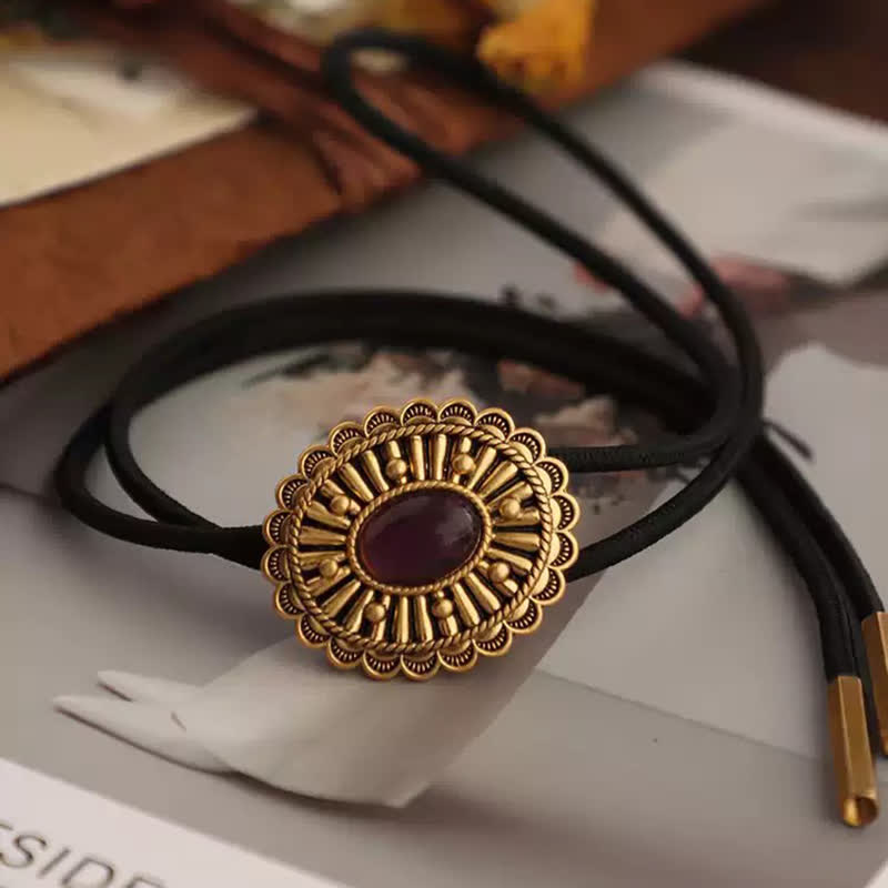 Bolotie aus Harz mit Medaillon in Antikgold und Dunkelrot