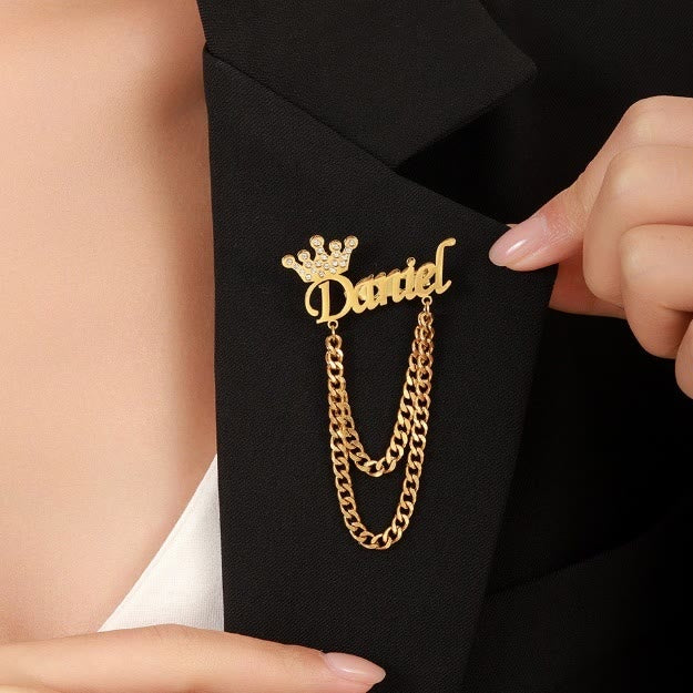 Benutzerdefinierte Namensbrosche mit Kronendekor Anzugzubehör