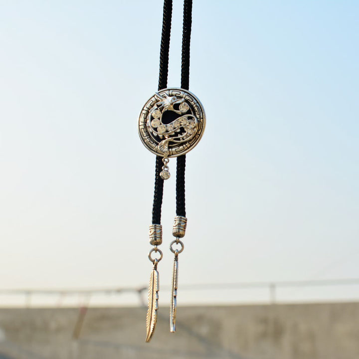 Western-Bolokrawatte mit Strasssteinen und Federn