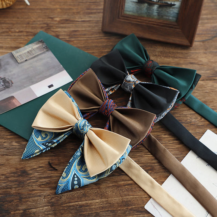 Übergroße verstellbare zweilagige Satinfliege mit Paisleymuster