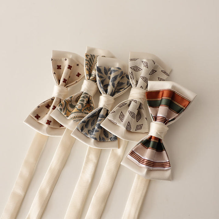 Beige gemusterte zweilagige Fliege aus Satin mit verstellbarem Riemen