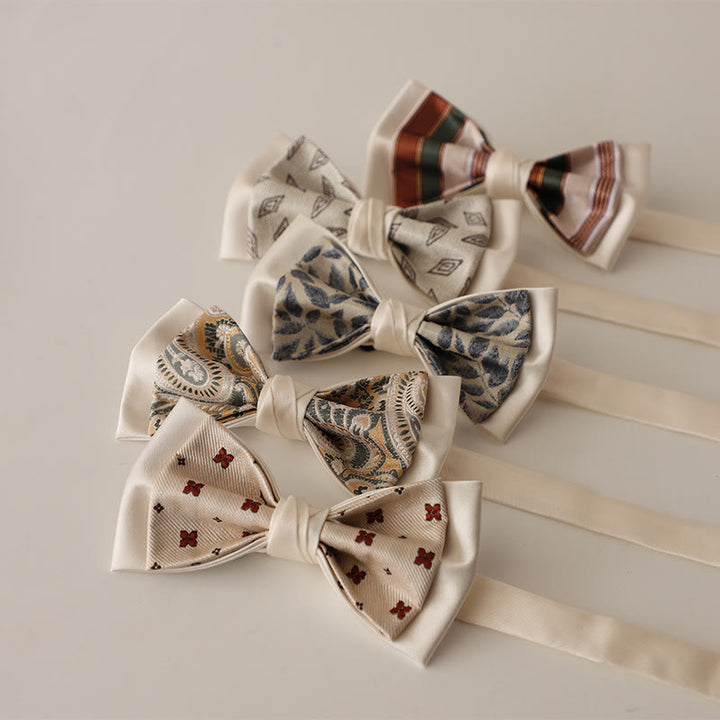 Beige gemusterte zweilagige Fliege aus Satin mit verstellbarem Riemen