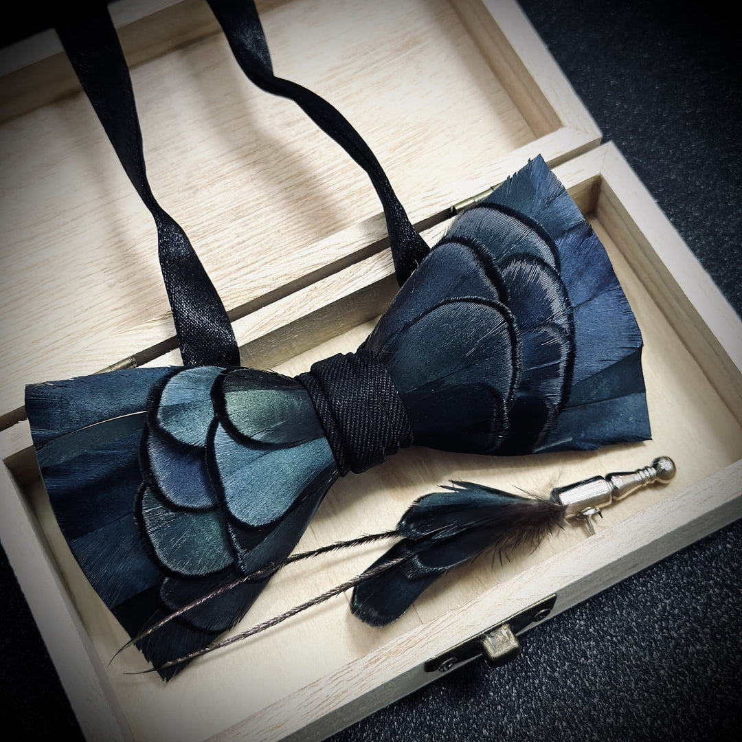 Schieferblaue Federfliege mit Anstecknadel