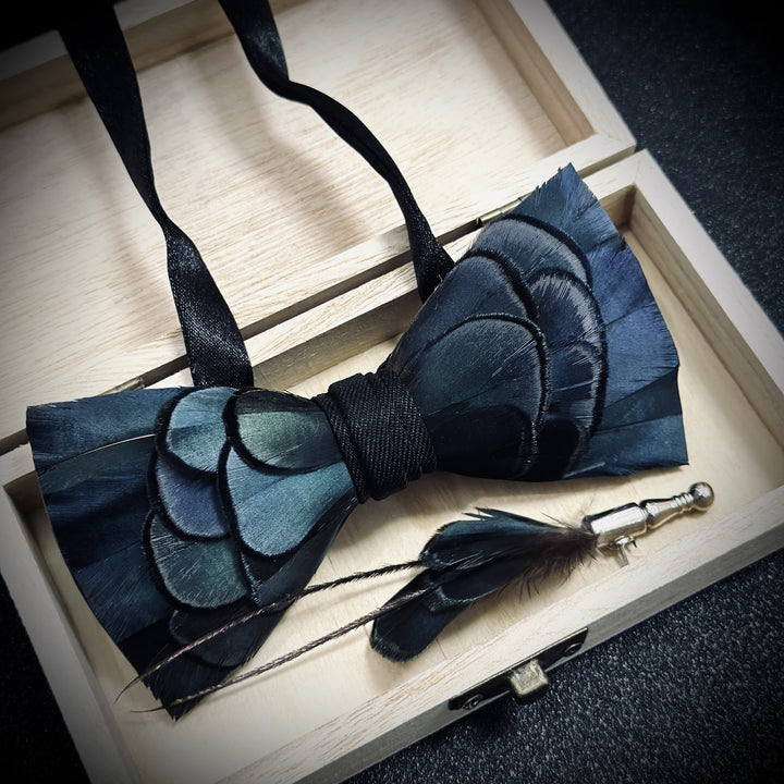 Schieferblaue Federfliege mit Anstecknadel