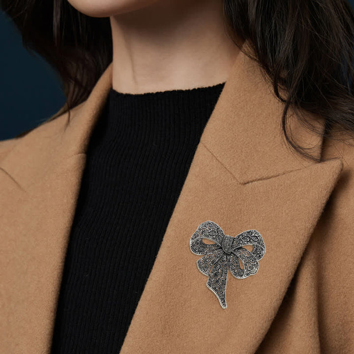 Damen-Brosche mit Strasssteinen in Antik-Silber mit Schleife und Knoten