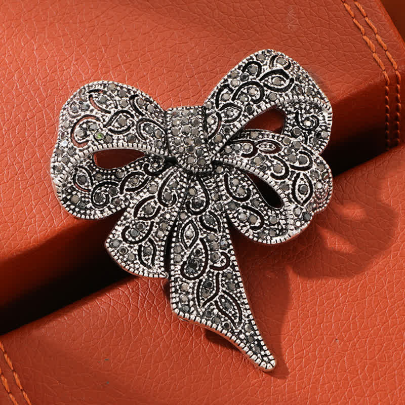 Damen-Brosche mit Strasssteinen in Antik-Silber mit Schleife und Knoten