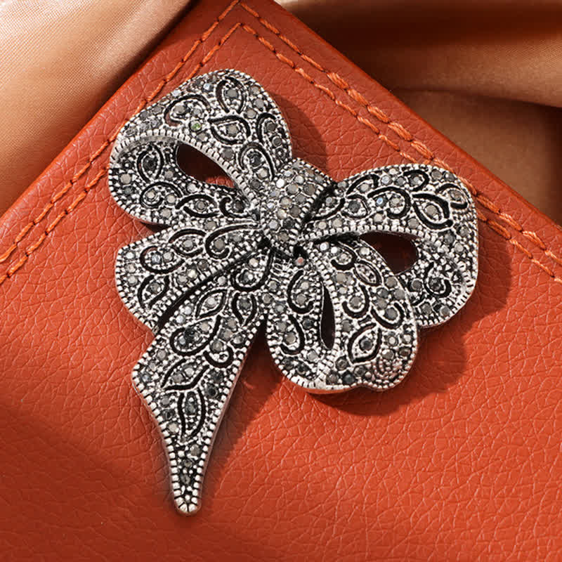 Damen-Brosche mit Strasssteinen in Antik-Silber mit Schleife und Knoten