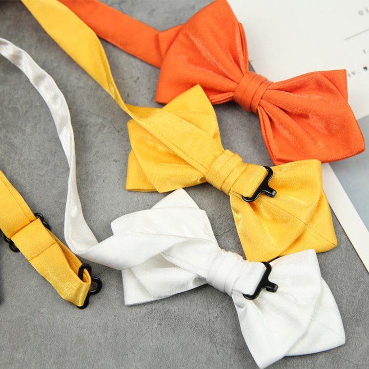 Vorgebundene, spitze Fliege aus Wildledersatin mit verstellbarem Riemen