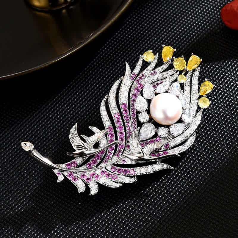 Unisex Brosche in Federform mit Strasssteinen und Perlen in Rosa und Gelb