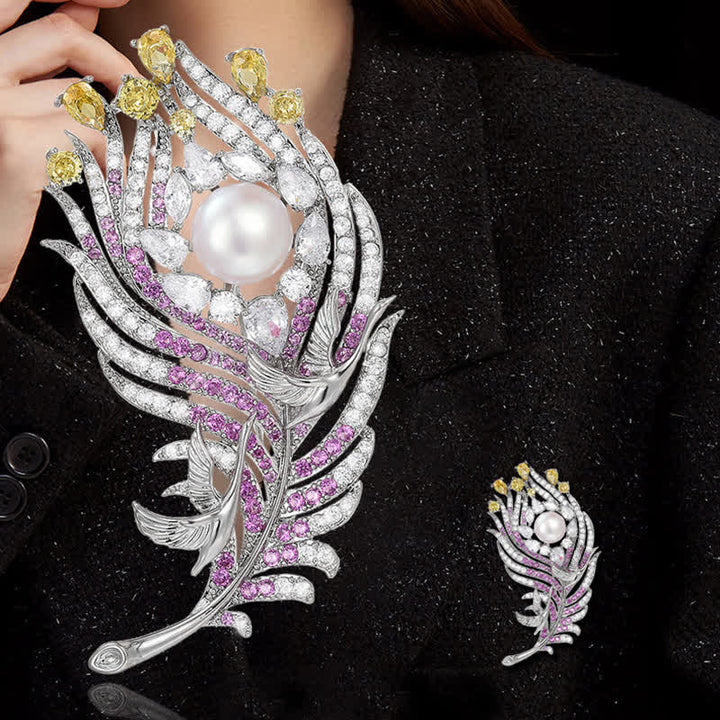 Unisex Brosche in Federform mit Strasssteinen und Perlen in Rosa und Gelb