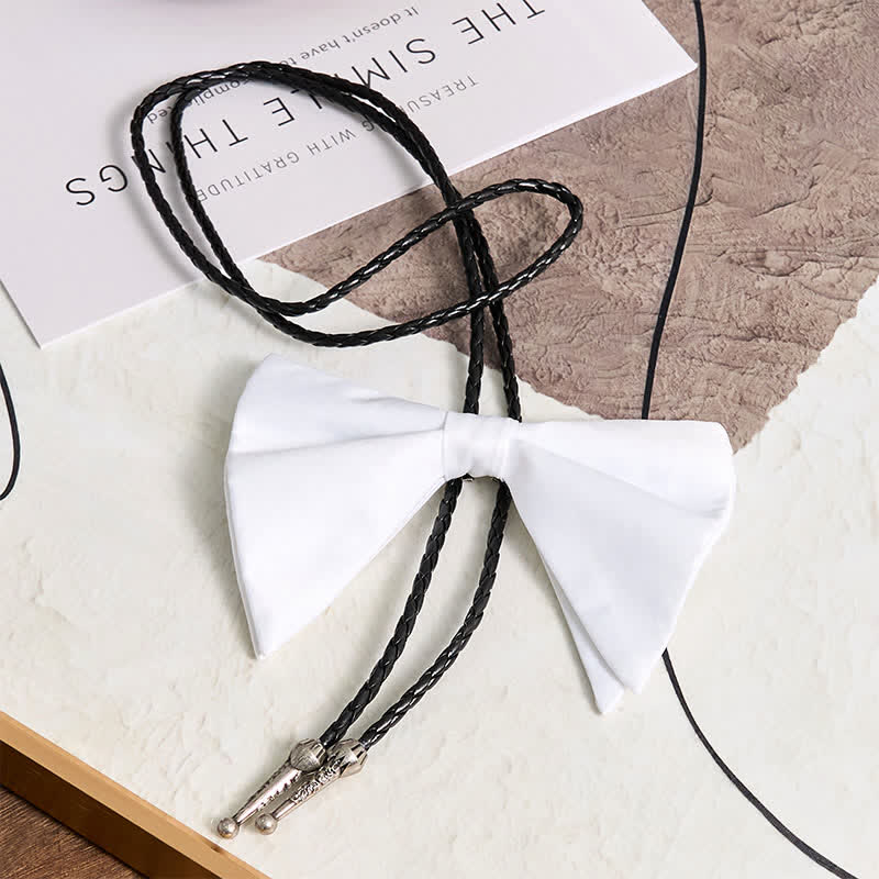 Kreative schwarz-weiße übergroße Fliege und Bolotie