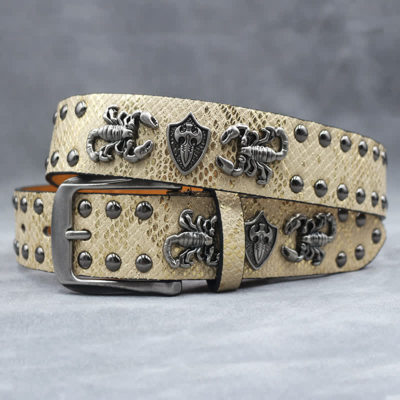 Antiksilberner Ledergürtel mit Skorpionnieten und schwarzem Schlangenhaut-Print