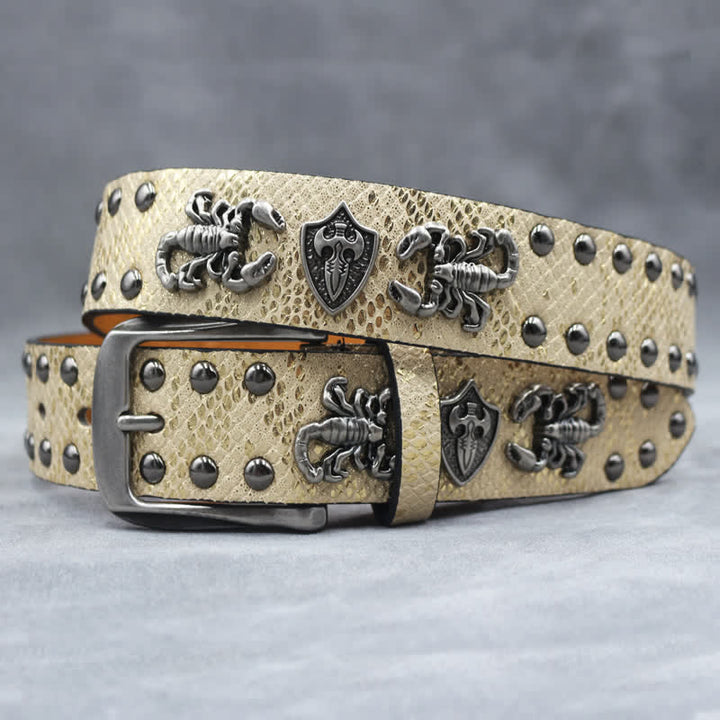 Antiksilberner Ledergürtel mit Skorpionnieten und schwarzem Schlangenhaut-Print