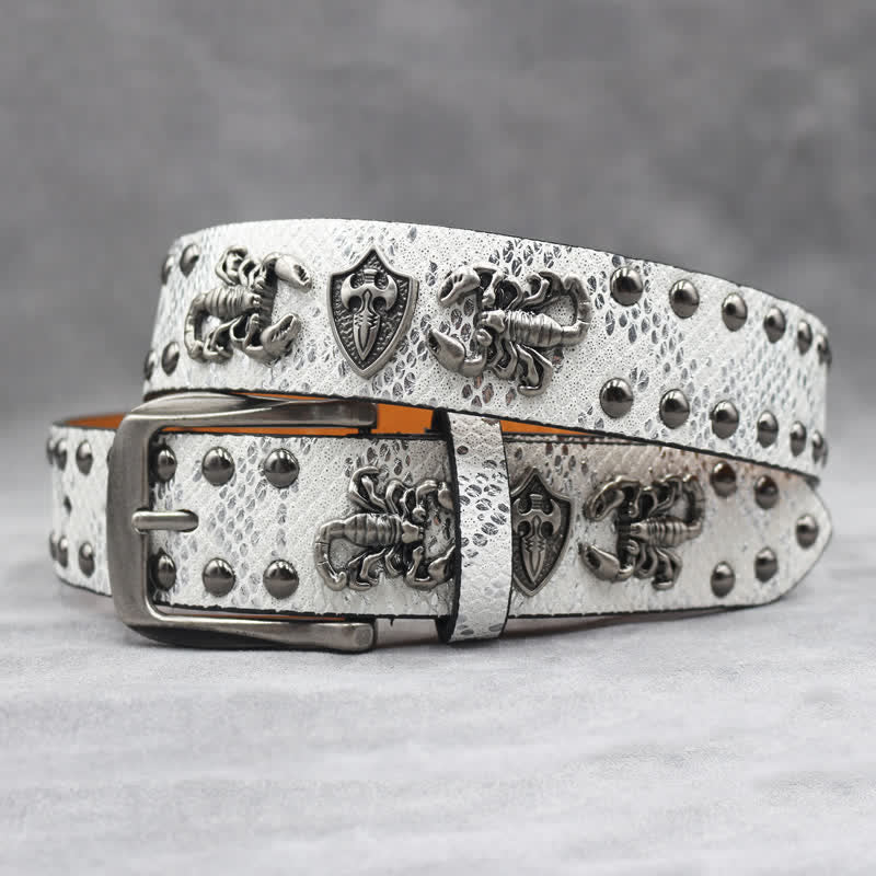 Antiksilberner Ledergürtel mit Skorpionnieten und schwarzem Schlangenhaut-Print