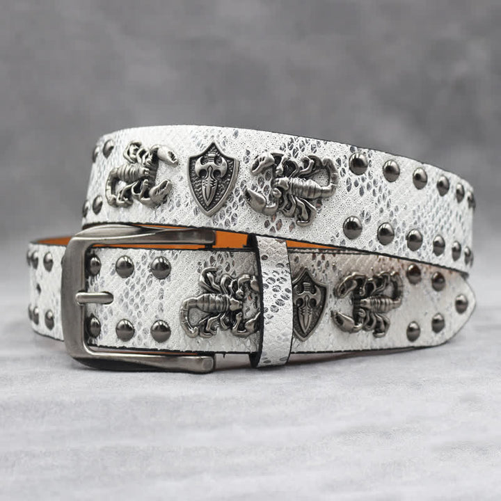 Antiksilberner Ledergürtel mit Skorpionnieten und schwarzem Schlangenhaut-Print