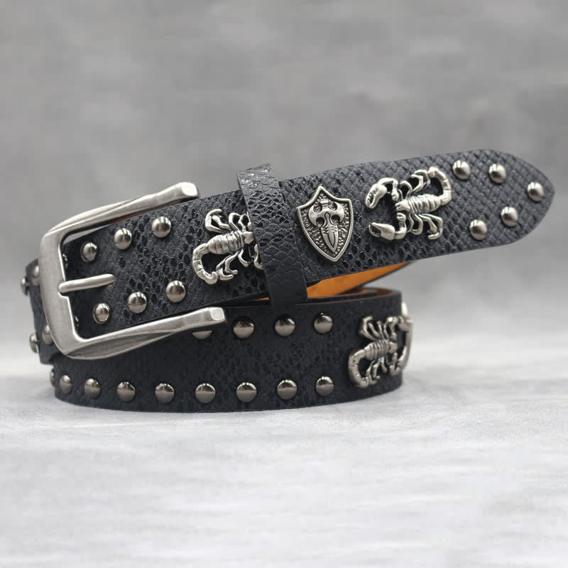 Antiksilberner Ledergürtel mit Skorpionnieten und schwarzem Schlangenhaut-Print