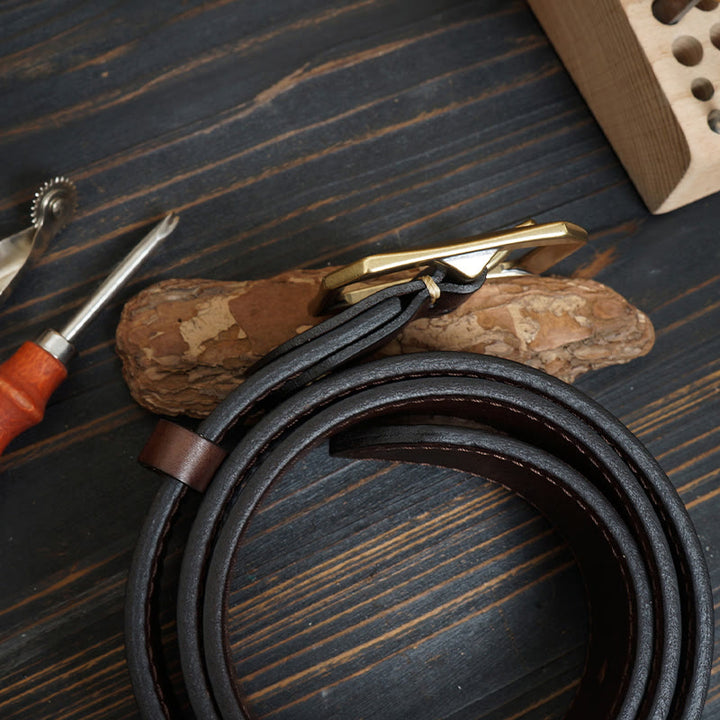 Western-Ledergürtel mit massiver Messingschnalle und Nähten