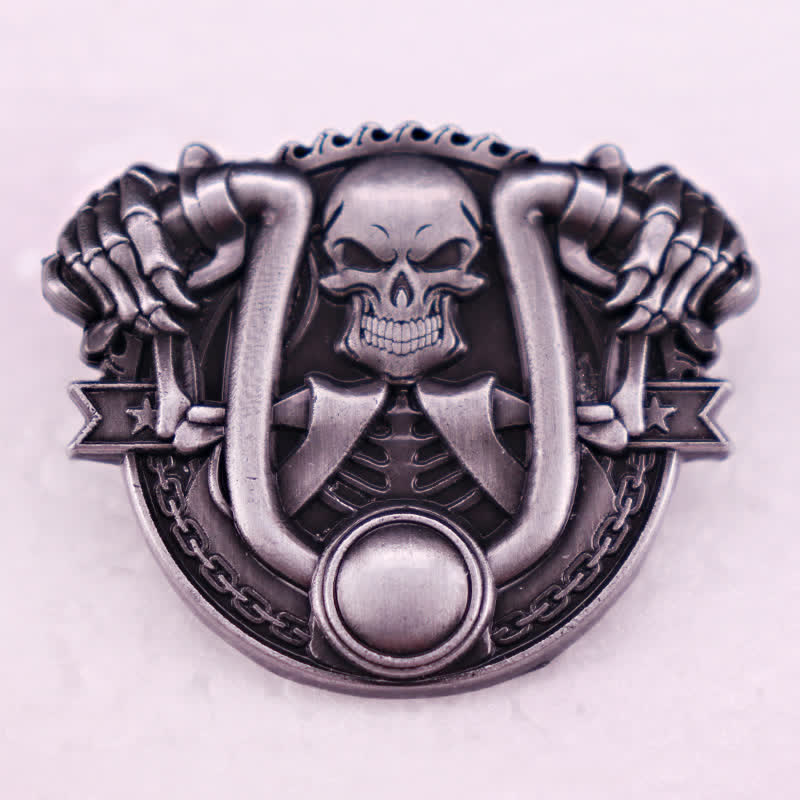 Silberne Brosche mit Skelett-Motiv im Punk-Stil