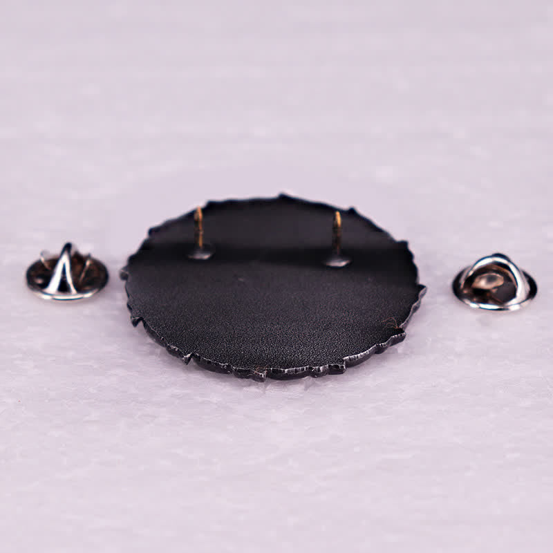 Coole Doppelpistolen-Brosche mit Totenkopf-Retro-Motorrad-Motiv