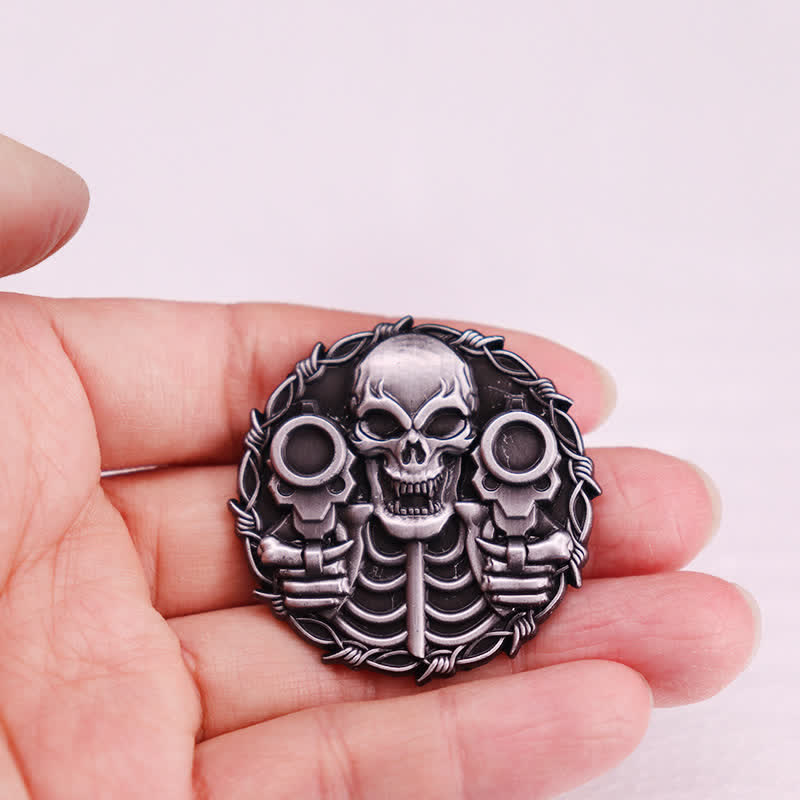 Coole Doppelpistolen-Brosche mit Totenkopf-Retro-Motorrad-Motiv