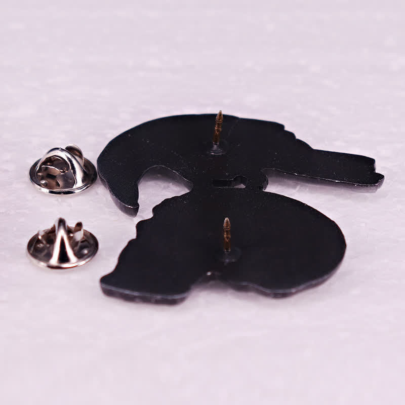 Gotische Brosche mit Rabenschädel-Prägung in Antik-Silber