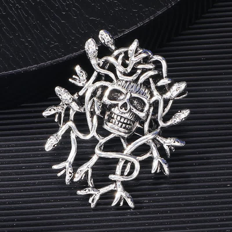 Übertriebene, mit einer Schlange umwickelte Totenkopf-Brosche