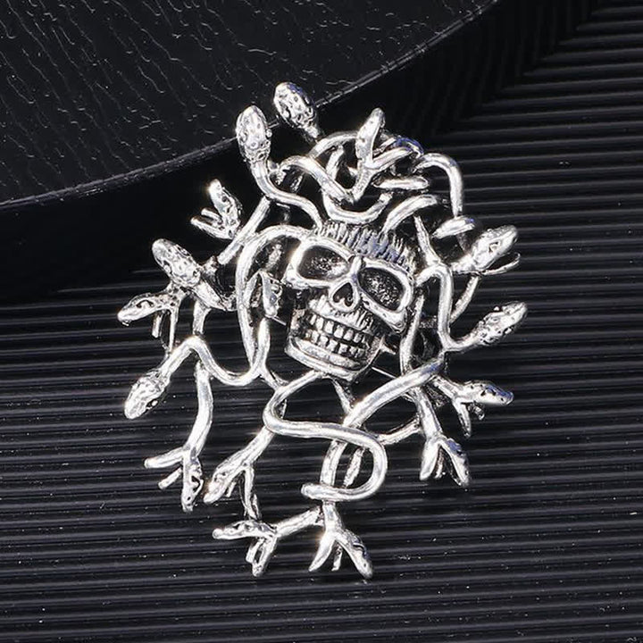 Übertriebene, mit einer Schlange umwickelte Totenkopf-Brosche