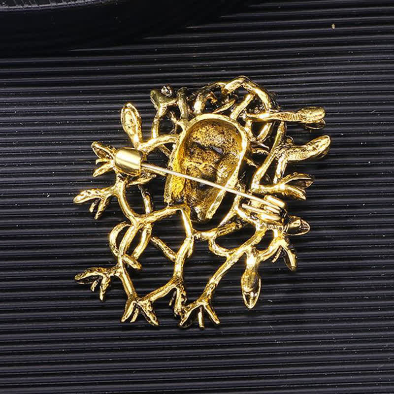 Übertriebene, mit einer Schlange umwickelte Totenkopf-Brosche