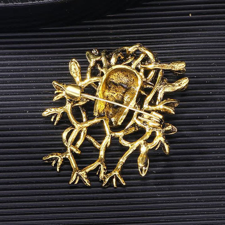 Übertriebene, mit einer Schlange umwickelte Totenkopf-Brosche