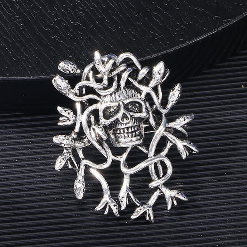 Übertriebene, mit einer Schlange umwickelte Totenkopf-Brosche