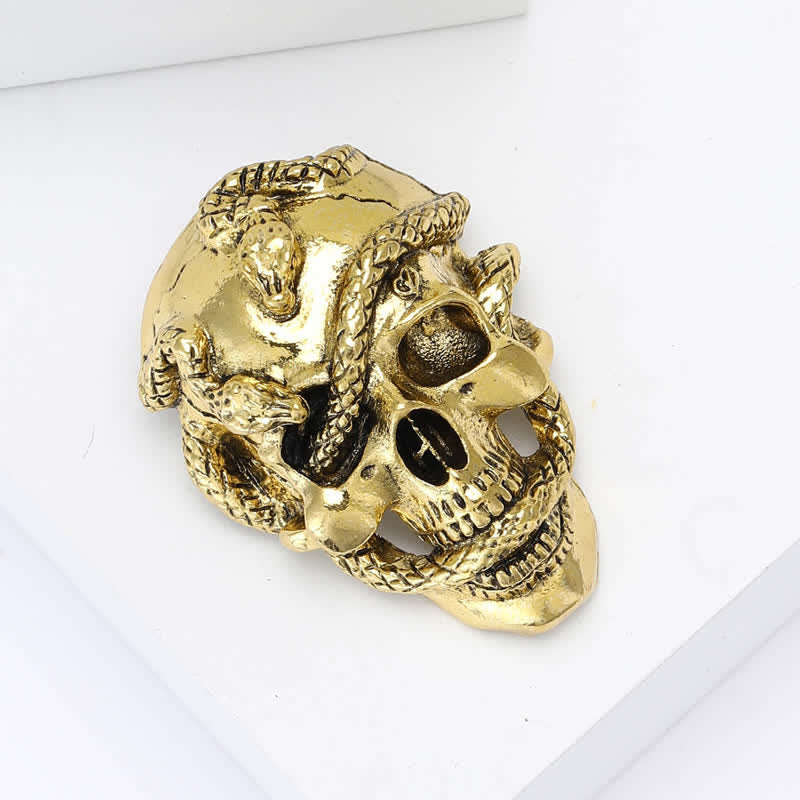 Piraten-Brosche im Gothic-Stil mit Totenkopf und umgebender Schlange