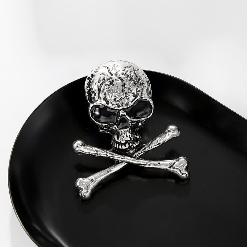 Dekorative Punk-Totenkopf-Piratenbrosche mit gekreuzten Knochen