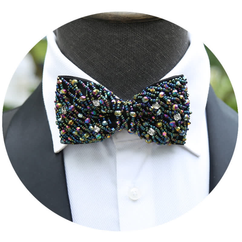 Funkelnde bunte Fliege mit Kristallstickerei und Perlen