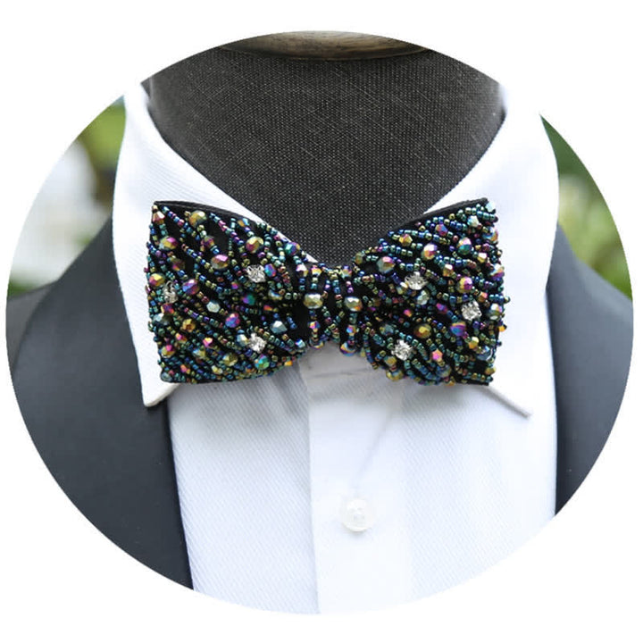 Funkelnde bunte Fliege mit Kristallstickerei und Perlen