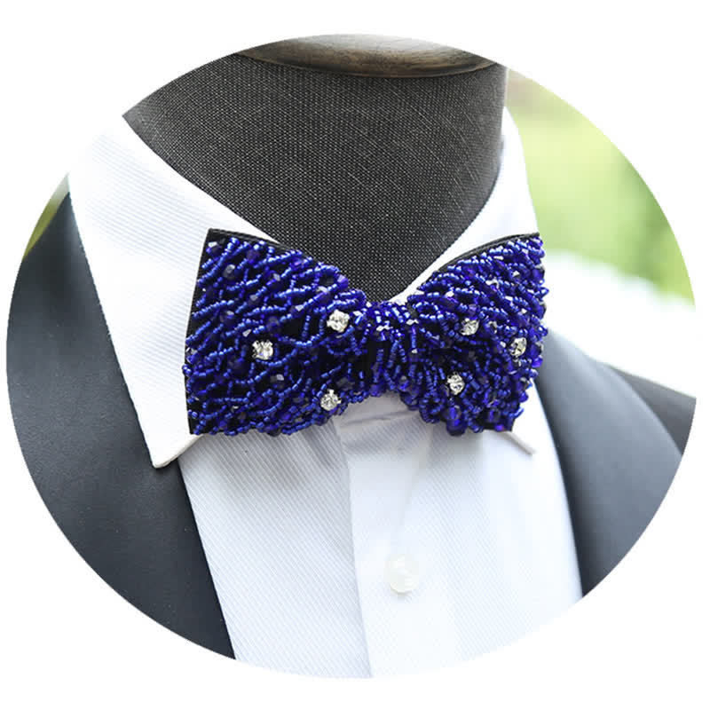 Funkelnde bunte Fliege mit Kristallstickerei und Perlen