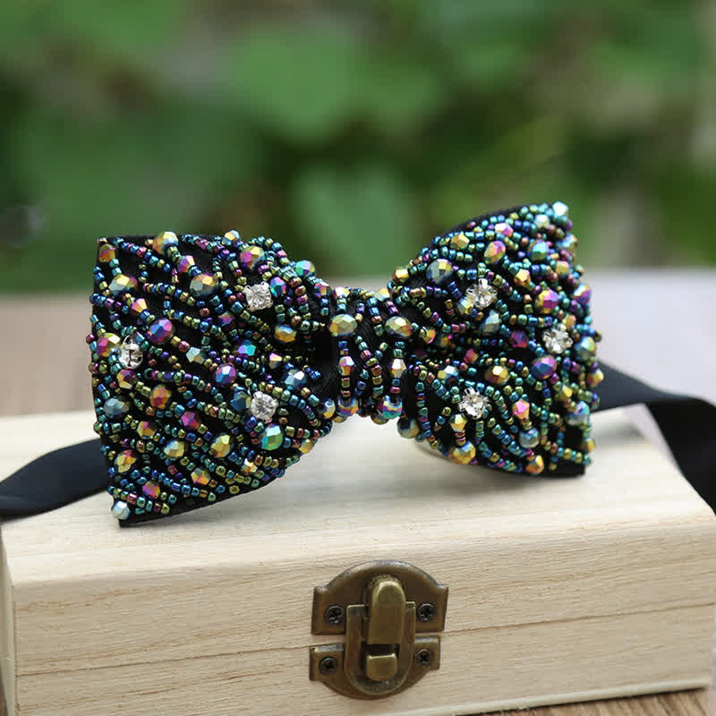 Funkelnde bunte Fliege mit Kristallstickerei und Perlen