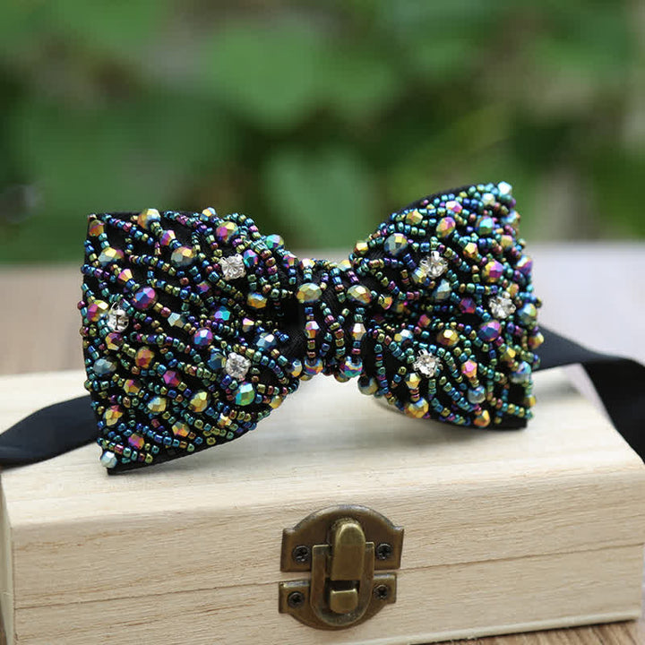 Funkelnde bunte Fliege mit Kristallstickerei und Perlen